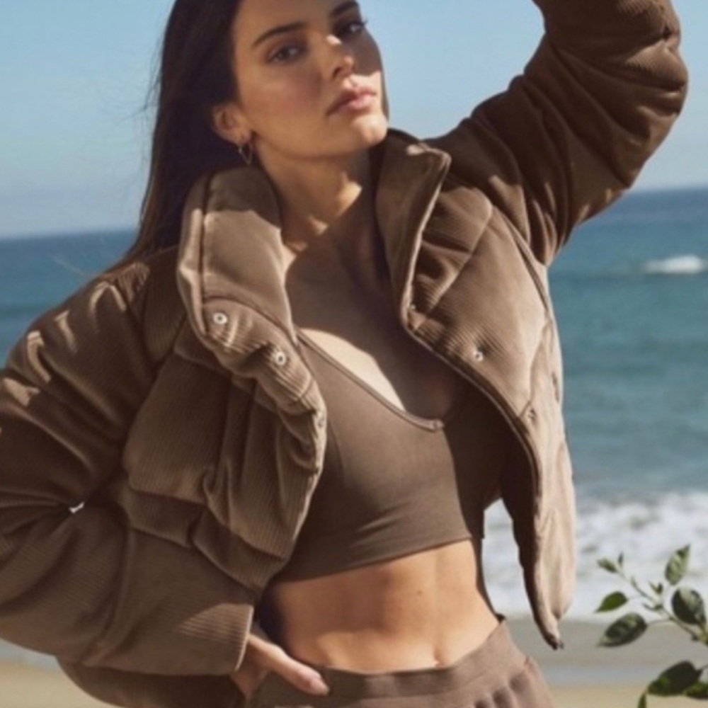 Alo Yoga gold rush puffer in hot coacoa size small